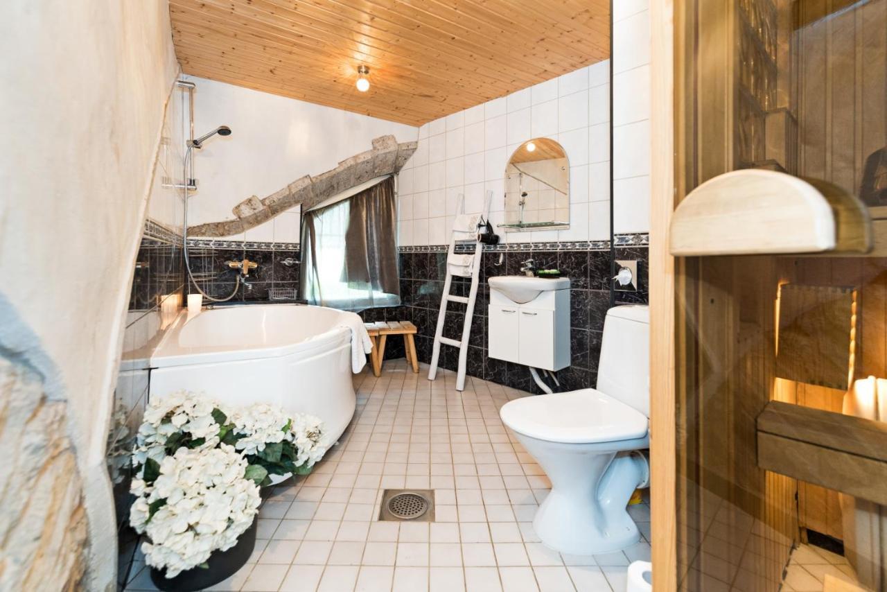 Historical Two-Bedroom Apartment With Sauna, Jacuzzi And Fireplace Reval Esterno foto